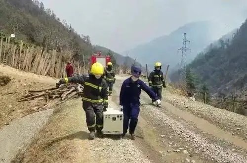 摩托骑士向重庆山火逆行的60小时！从他们的举动中体现出了什么？