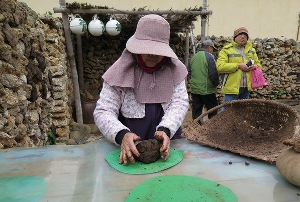 牛的屎是什么颜色的？