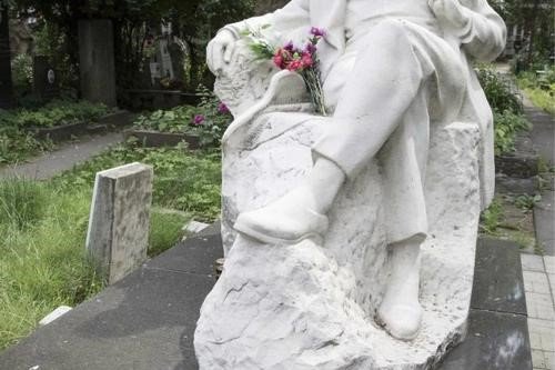 赫鲁晓夫病逝后，他的墓碑为何分为黑白两半？