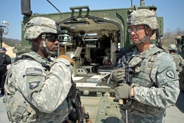 据报道:美军士兵夜店殴打韩男子被捕,在韩国领土为何会有美军?