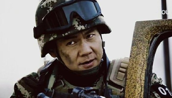 《特战荣耀》肖飞成为卧底肖飞虎，扮演者姜浩严是如何完成切换的？