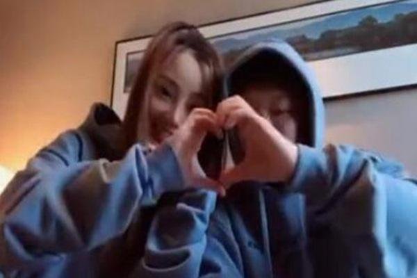 李小璐带甜馨拜年，背景是全家福，离婚了这么久为何还放全家福呢？