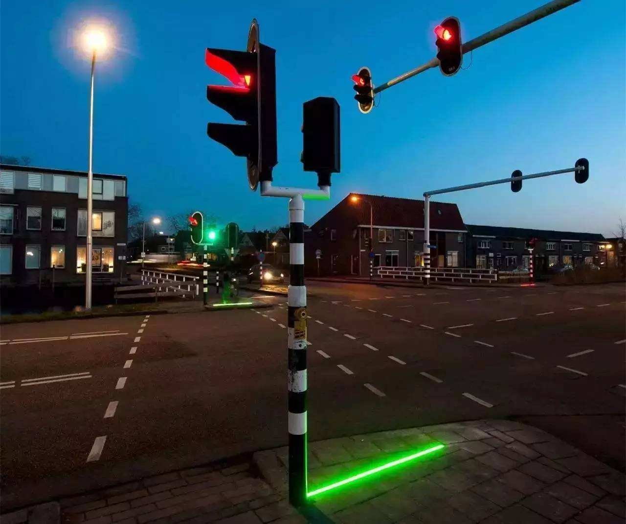 广州市首次出现地上红绿灯，你觉得这些红绿灯能减少意外吗？