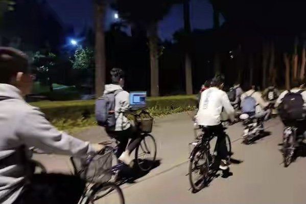 清华大学学生边骑车边玩电脑，这种危险操作为何不招骂？