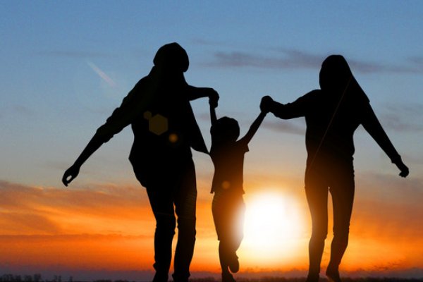 妻子去世难产，男子回应与妻子妹妹重组家庭，孩子们能否接受？