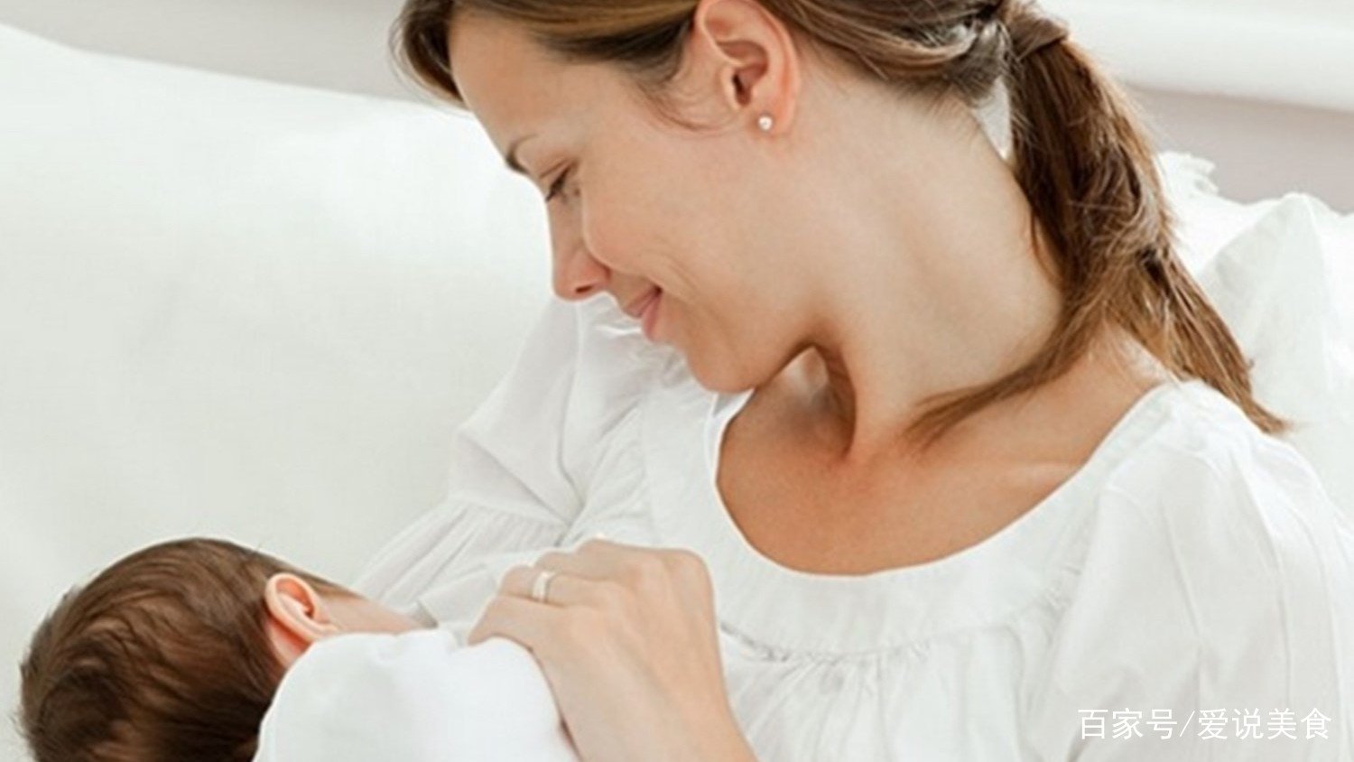 给孩子喂奶是两侧都喂还是先喂一侧，如果喂一侧就吃饱了另一侧要挤出来吗？