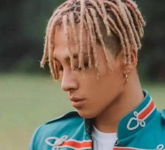 重到脊椎弯曲！美国女子脏辫长33.5米重38斤，为何会有人喜欢流脏辫？