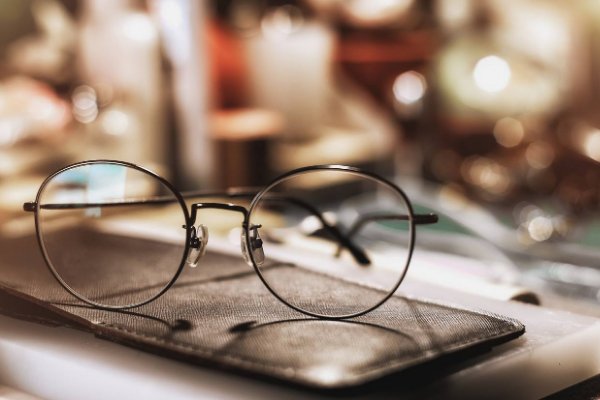 如何看待明月镜片成本6元零售上百