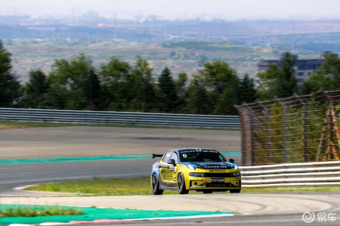 刘洋陈芮夫妻双双登台 CEC鄂尔多斯的浪漫赛车故事