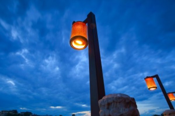 远处的霓虹灯亮了比喻句