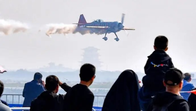 四川一小飞机低空穿越成都城区楼群,关于低空飞行的规定有哪些?