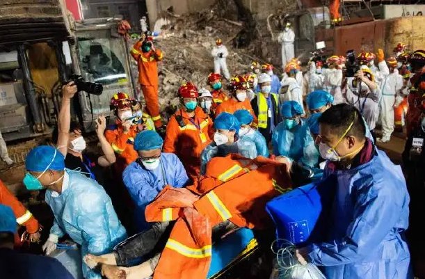 长沙倒塌自建房被困第9人获救,被困者曾经通过哪些方式与外界取得联系?