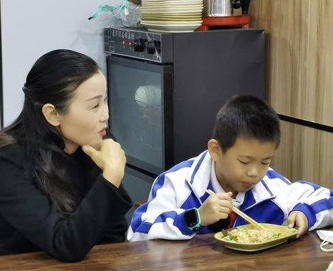 孙卓弟弟称想跟哥哥住一个房间，他们兄弟的关系看起来如何