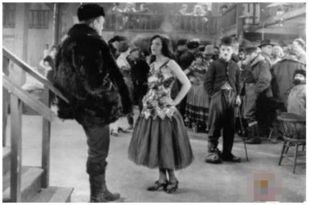 卓别林经典风格的体现，《淘金记》充满讽刺，无声却掷地有声？