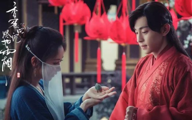 “繁华似锦觅安宁,淡云流水度此生”的出处是哪里？这句话是谁写的？