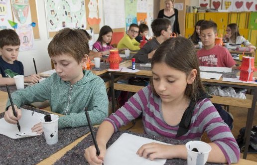 孩子总是一边做作业一边玩，这样好吗？