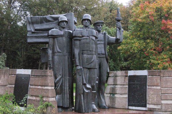 79米苏联纪念碑被拆除,拉脱维亚为何不惜得罪俄罗斯将其拆除?