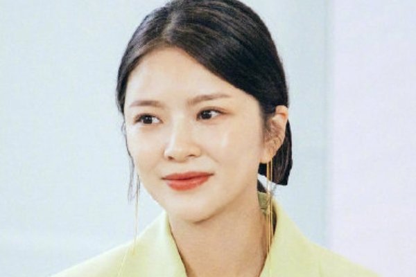 王灿和杜淳相差几岁?