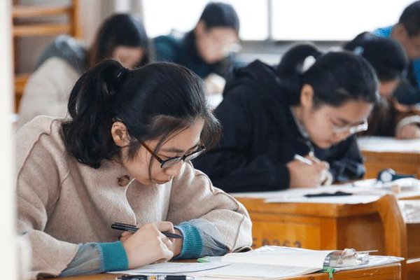 哪一年的高考人数最多