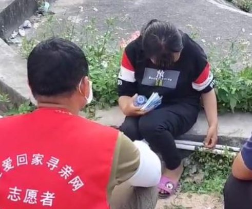 湖北一女孩逃婚4年在坟场流浪被救助，这位女孩在这些年是怎么过的？