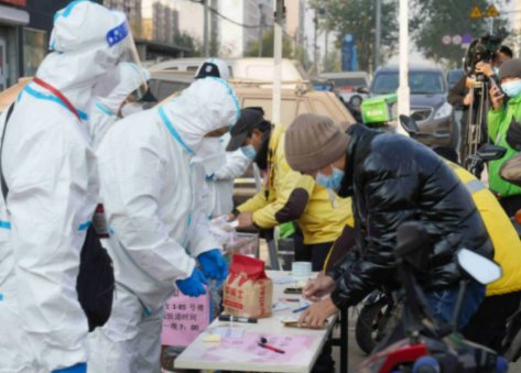 上海一防疫救援队队员执行任务时身故，谁会为他的死负责？