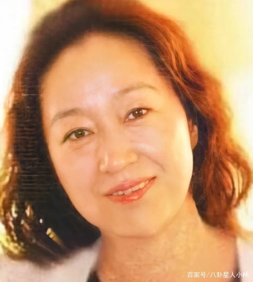 她是张国立娶的第一任老婆，也是张默的生母，离婚三十多年仍单身，她是谁？