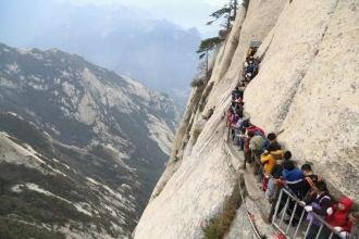华山跳崖事件回顾：一家人从悬崖纵身跳下，后来事件怎么处理的？