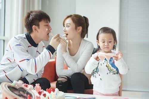 李小璐带甜馨拜年，背景是全家福，离婚了这么久为何还放全家福呢？