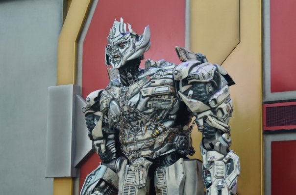 环球影城威震天是机器还是人？