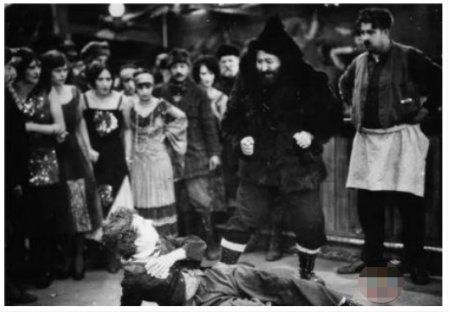 卓别林经典风格的体现，《淘金记》充满讽刺，无声却掷地有声？