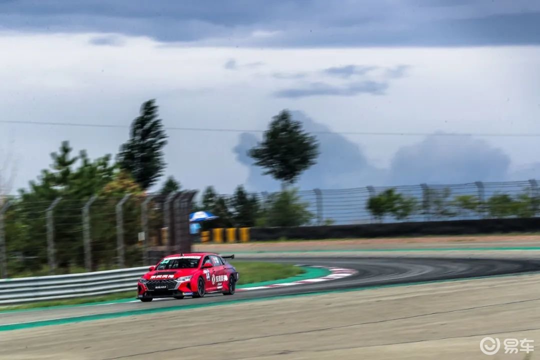 刘洋陈芮夫妻双双登台 CEC鄂尔多斯的浪漫赛车故事