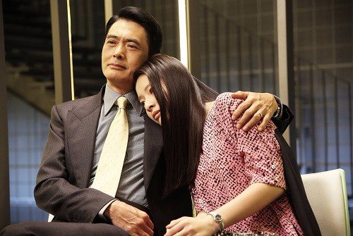 发哥当年为何非要拉着央视一哥跪向观众？央视一哥一脸尴尬却又为何无法拒绝？