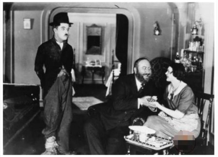 卓别林经典风格的体现，《淘金记》充满讽刺，无声却掷地有声？