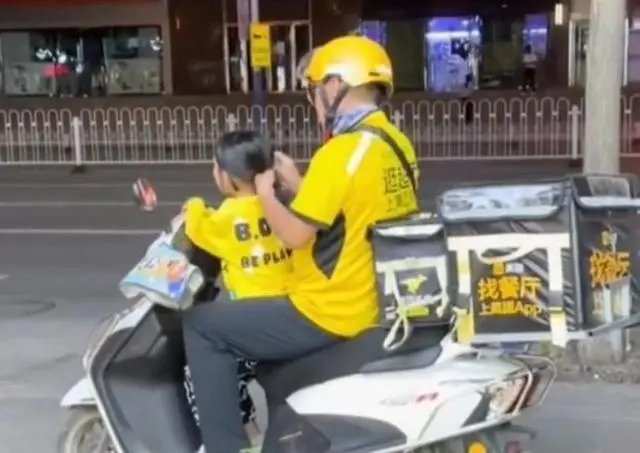 父亲带娃送外卖,孩子赤脚在外卖箱里熟睡,成年人的生活到底有多不容易呢?