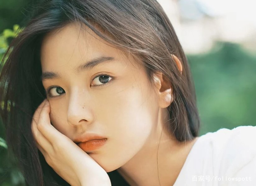 王思聪互撕风波后露面！乘千万豪车现身，却手机不离手无心聚会，你怎么看？