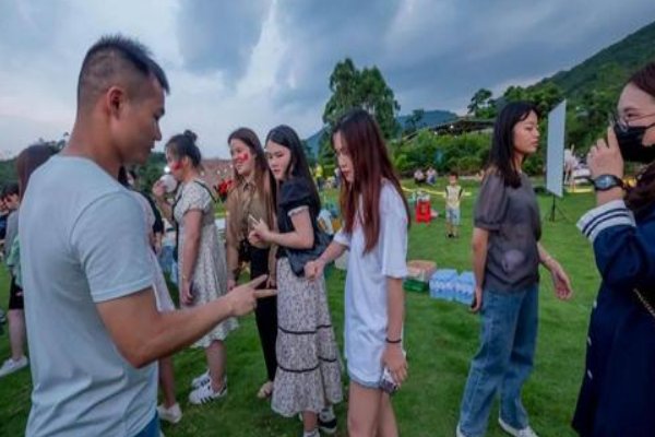 形容朋友多的成语