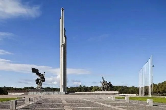 79米苏联纪念碑被拆除,拉脱维亚为何不惜得罪俄罗斯将其拆除?