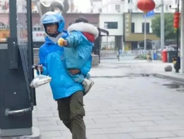 父亲带娃送外卖，孩子赤脚在外卖箱里熟睡，成年人的生活到底有多不容易呢？