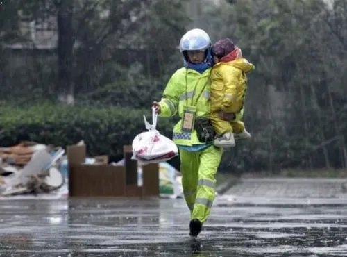父亲带娃送外卖，孩子赤脚在外卖箱里熟睡，成年人的生活到底有多不容易呢？