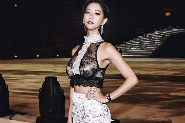 李成敏19禁趴地抖奶GIF怎么回事 只是稍微的露一露