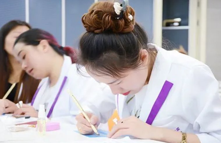 学习半永久化妆学费是多少？