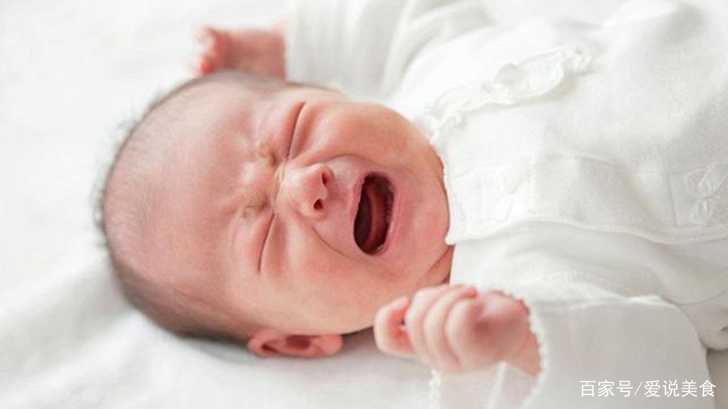 给孩子喂奶是两侧都喂还是先喂一侧，如果喂一侧就吃饱了另一侧要挤出来吗？