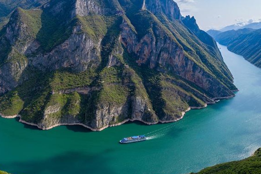 万里长江最终汇入的是什么海