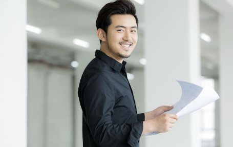 面试时问：“领导安排你去干明显违规的事，你干吗？”该如何回答？