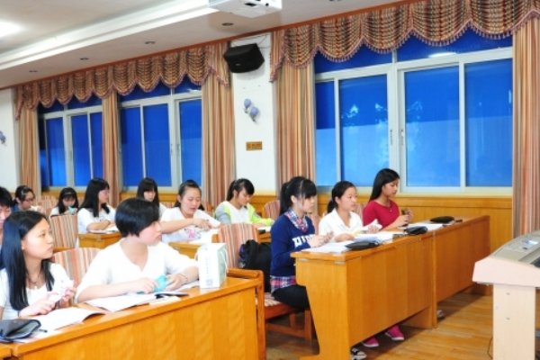 万类霜天竞自由是毛泽东的名句其体裁是什么