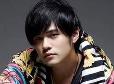 蔡徐坤粉丝隔空喊话周杰伦,把榜首还给蔡徐坤,写中文歌的很土,你怎么看?