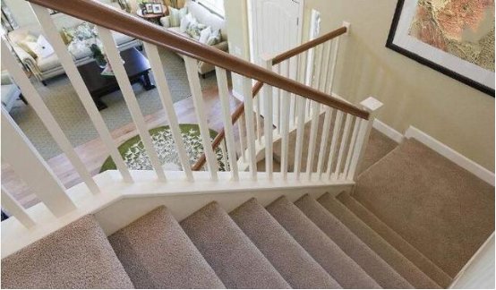 楼梯上面铺地毯好不好？