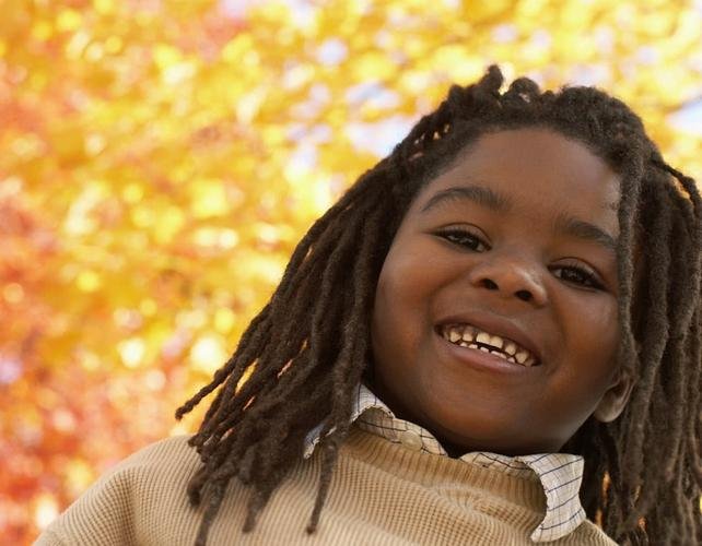 重到脊椎弯曲！美国女子脏辫长33.5米重38斤，为何会有人喜欢流脏辫？