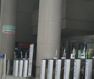 医生陶勇建议医院尽快安装安检设备，这能否确保患者和医生的安全？