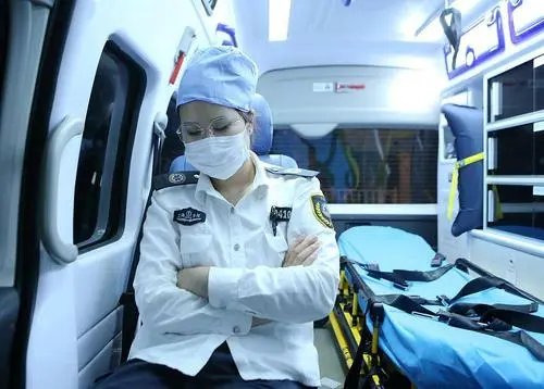 上海120女医生不吃不喝马不停蹄仍遭埋怨，这个行业为何不落好？